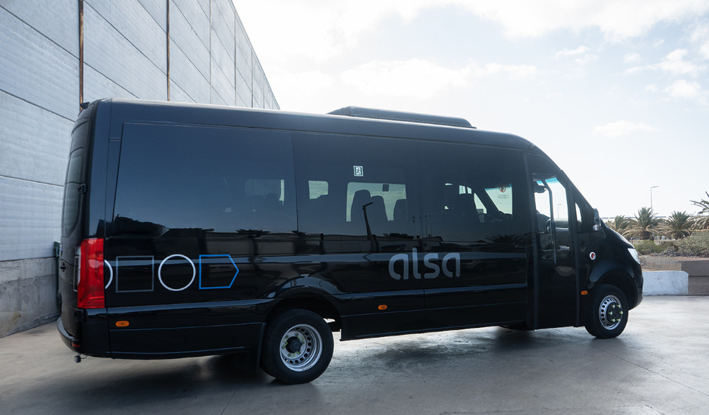 Minibús negro de Alsa estacionado en Tenerife.