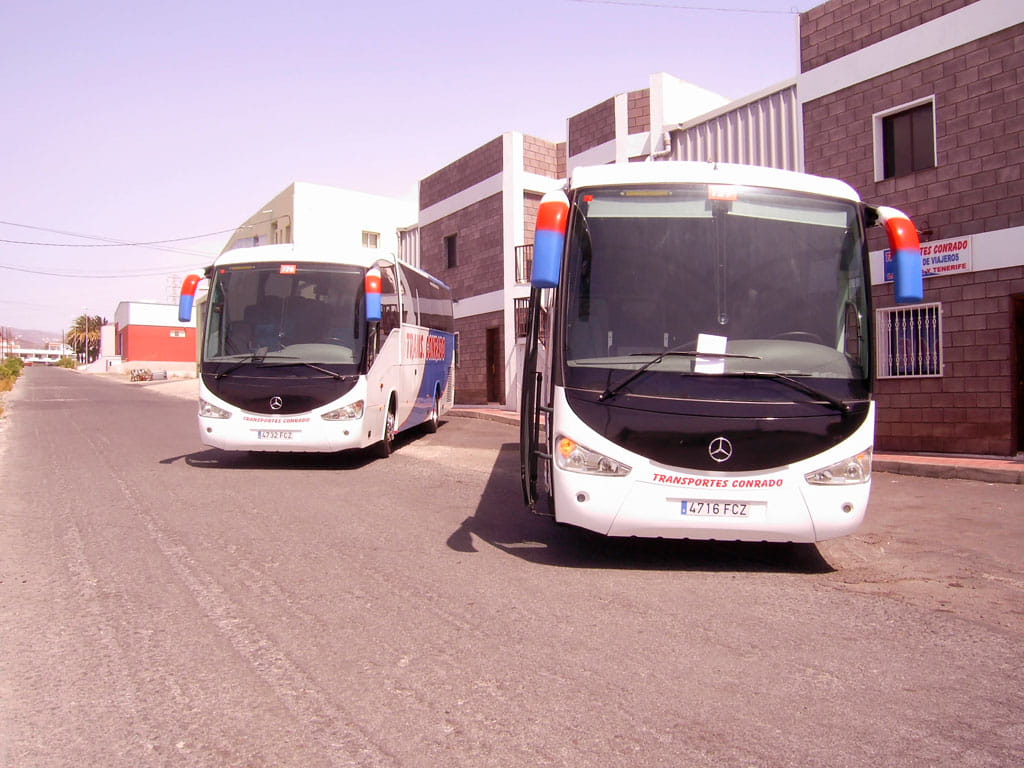 Dos autobuses de Transportes Conrado estacionados en una calle de Tenerife.