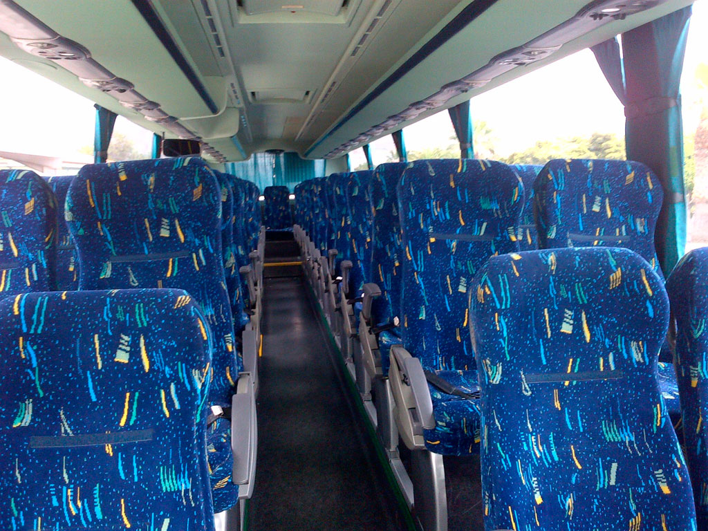 Asientos vacíos de autobús en Tenerife.