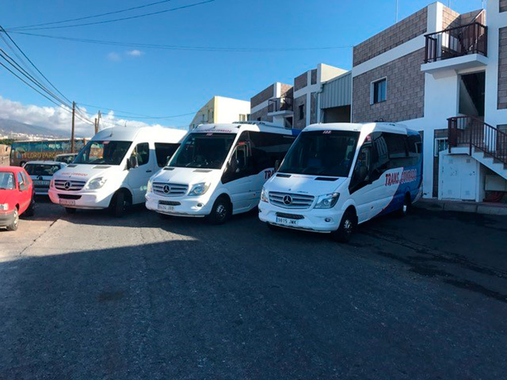Tres minibuses estacionados en fila en una calle de Tenerife.