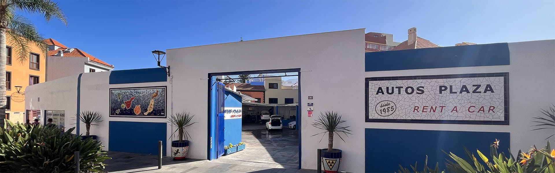 Acceso principal a parking