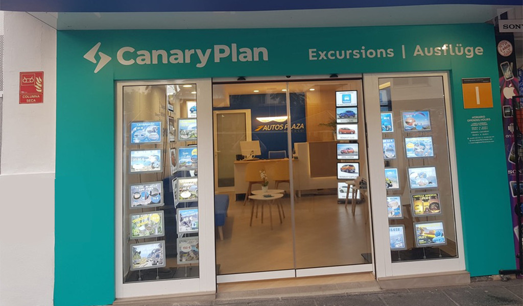 Entrada de la tienda CanaryPlan en Tenerife, con carteles de excursiones.