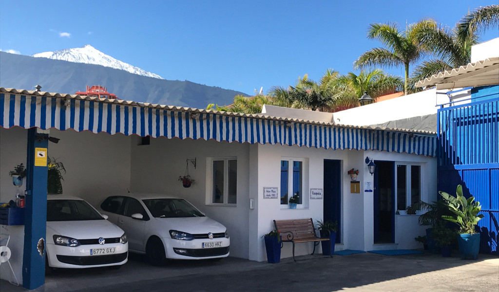 Estacionamiento con coches y vistas al Teide en Puerto de la Cruz, Tenerife.