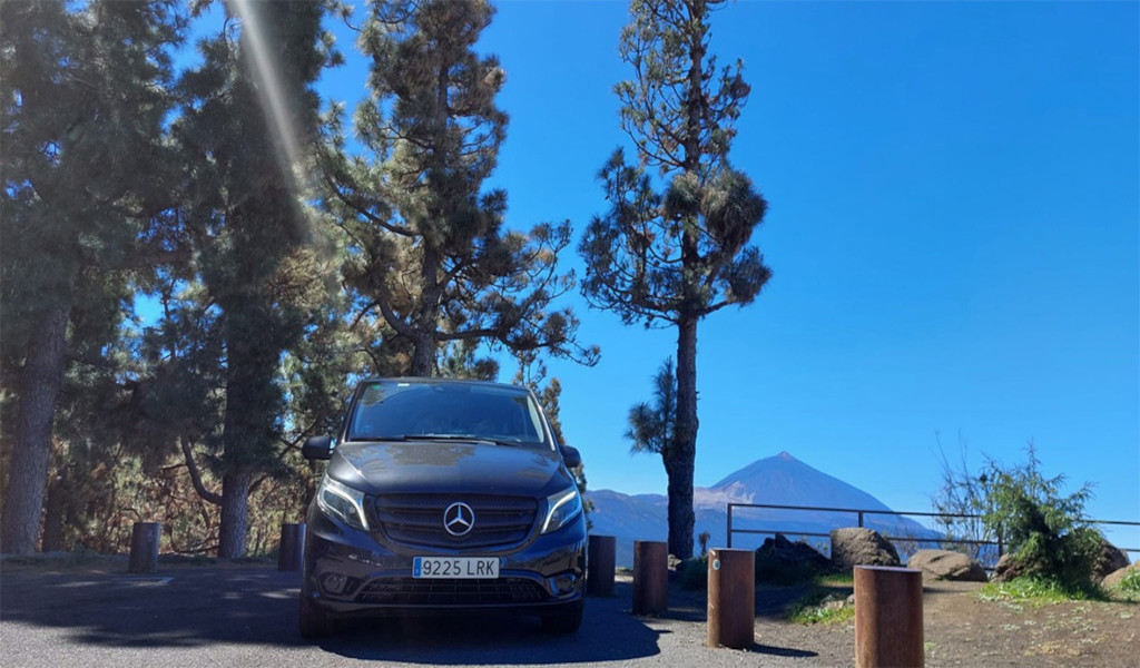 Furgoneta Mercedes frente al Teide en Tenerife, con matrícula visible 9225 LRK.