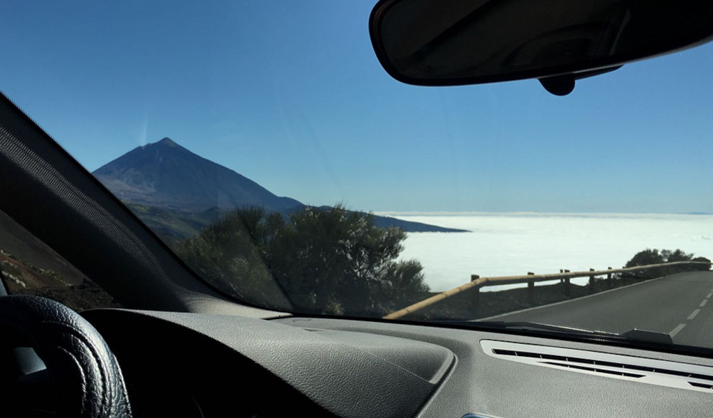 Vista desde un coche del Pico del Teide y el mar de nubes en Tenerife.