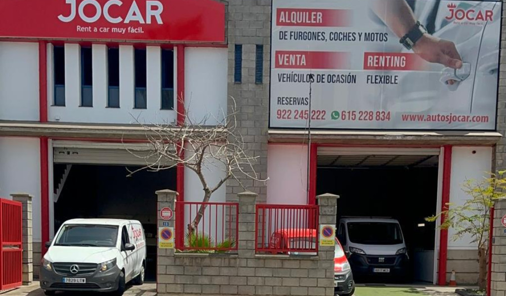 Fachada de Jocar en Tenerife con anuncios de alquiler y venta de vehículos.