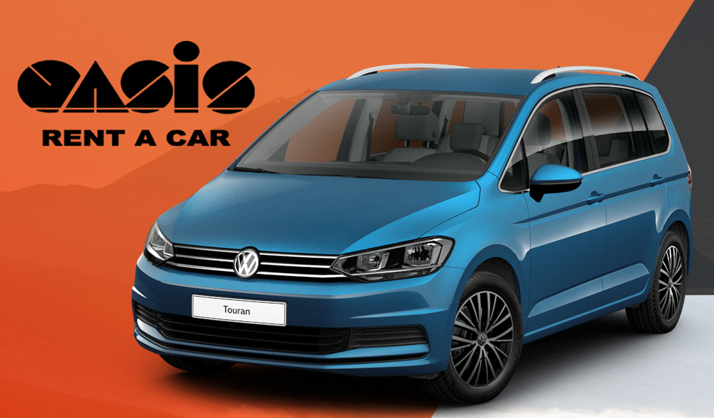 Volkswagen Touran azul con logo de Oasis Rent a Car.