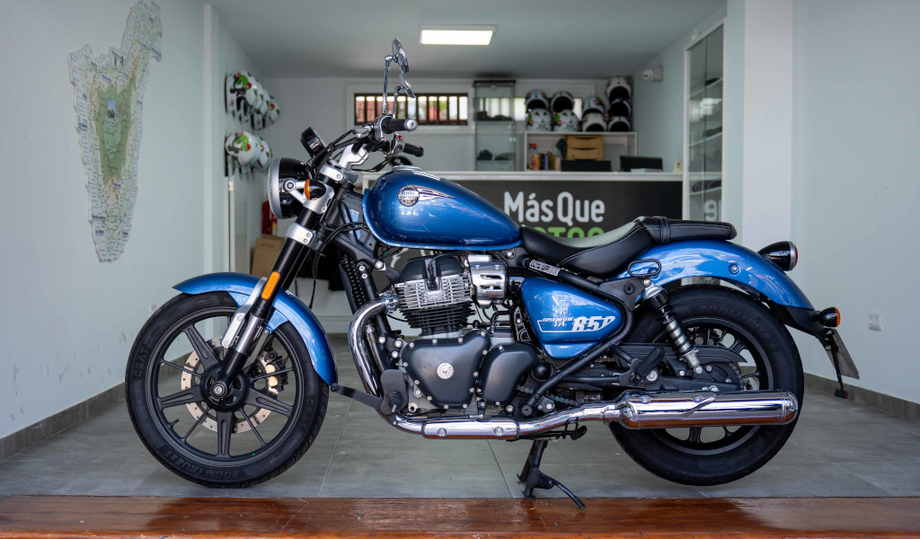 Motocicleta azul modelo B52 estacionada dentro de una tienda en Tenerife.