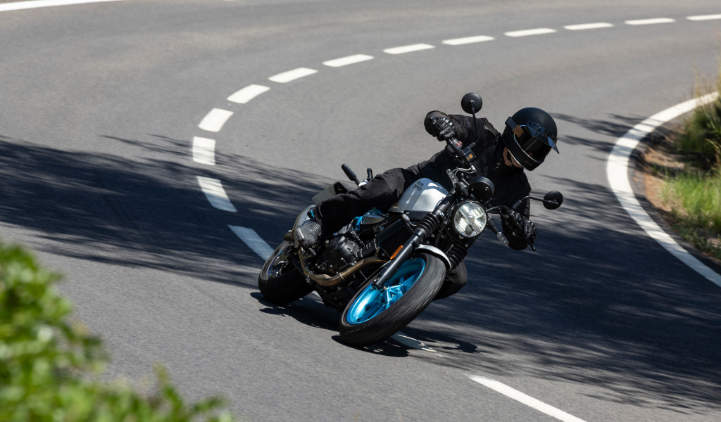 Motociclista tomando curva en carretera de Tenerife.