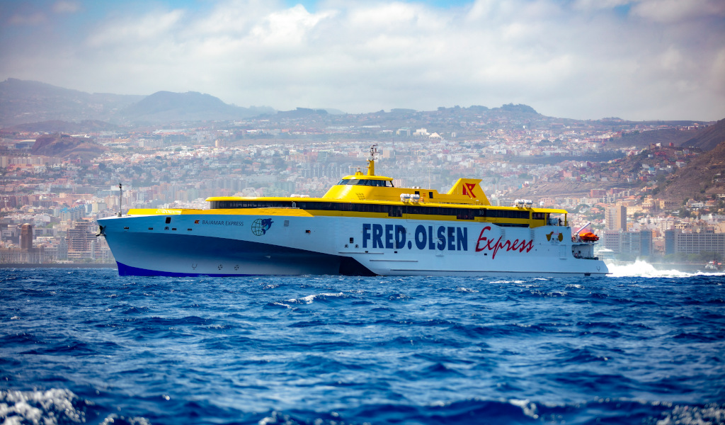 Ferry Bajamar Express de Fred Olsen navegando frente a la costa de Tenerife.