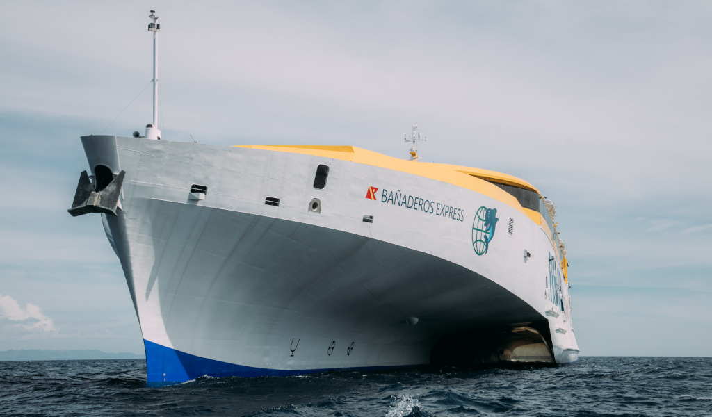 Ferry Bañaderos Express navegando cerca de la costa de Tenerife.