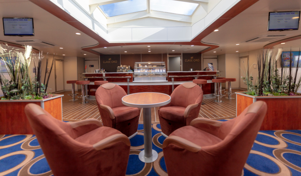 Área de asientos y bar Clase Oro en un ferry de Tenerife.