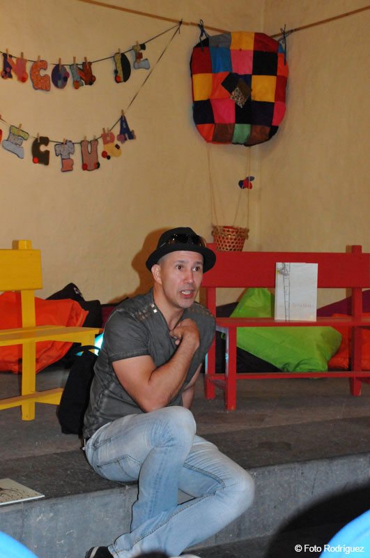 Hombre sentado en el Rincón de Lectura, Tenerife, hablando.
