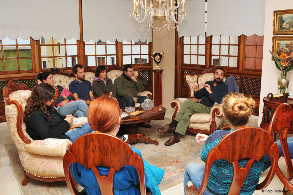 Personas conversando en una sala con decoración clásica en Tenerife.
