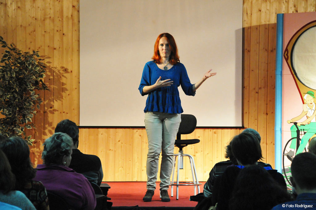 Persona hablando ante una audiencia en un auditorio en Tenerife.