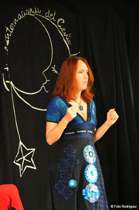 Mujer hablando en el evento XI Festival Internacional del Cuento en Tenerife.