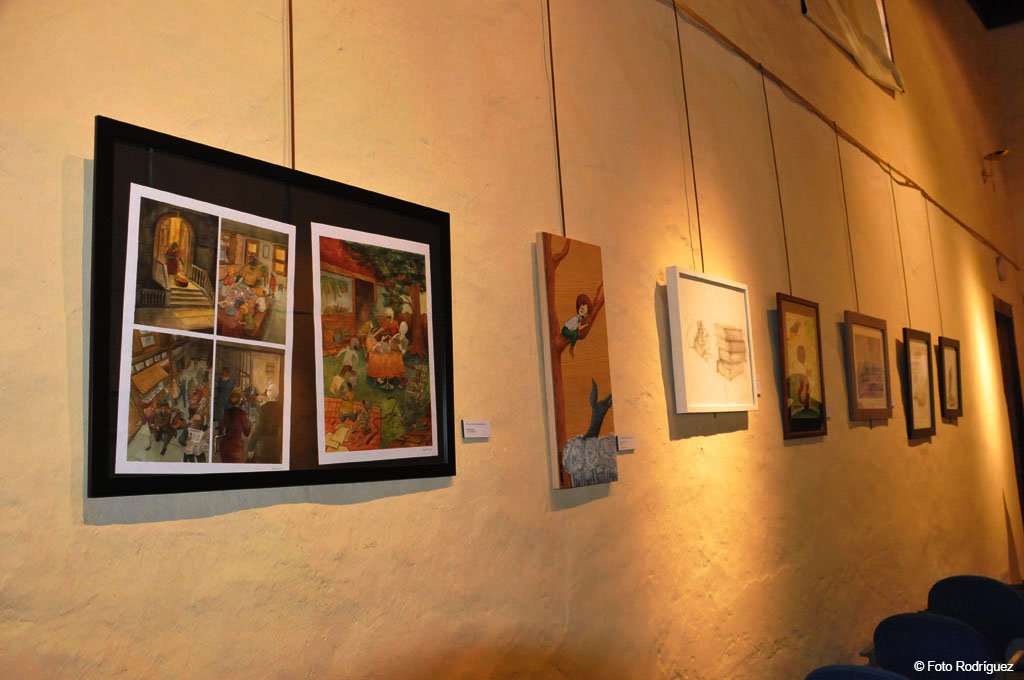 Exposición de cuadros en una galería de arte en Tenerife.