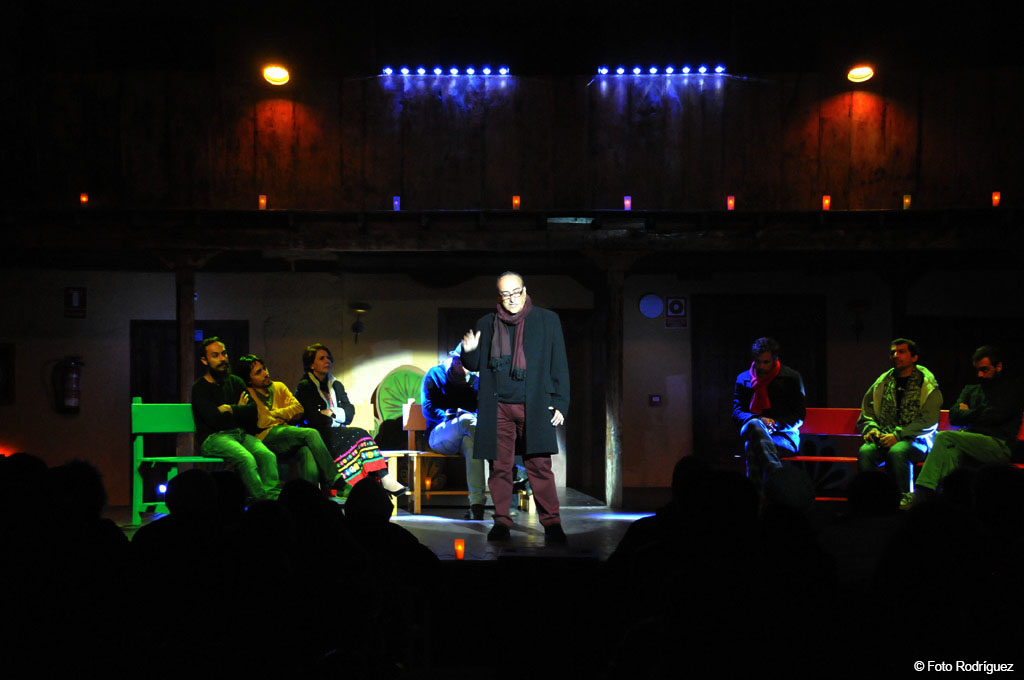 Grupo teatral actuando en un escenario en Tenerife.
