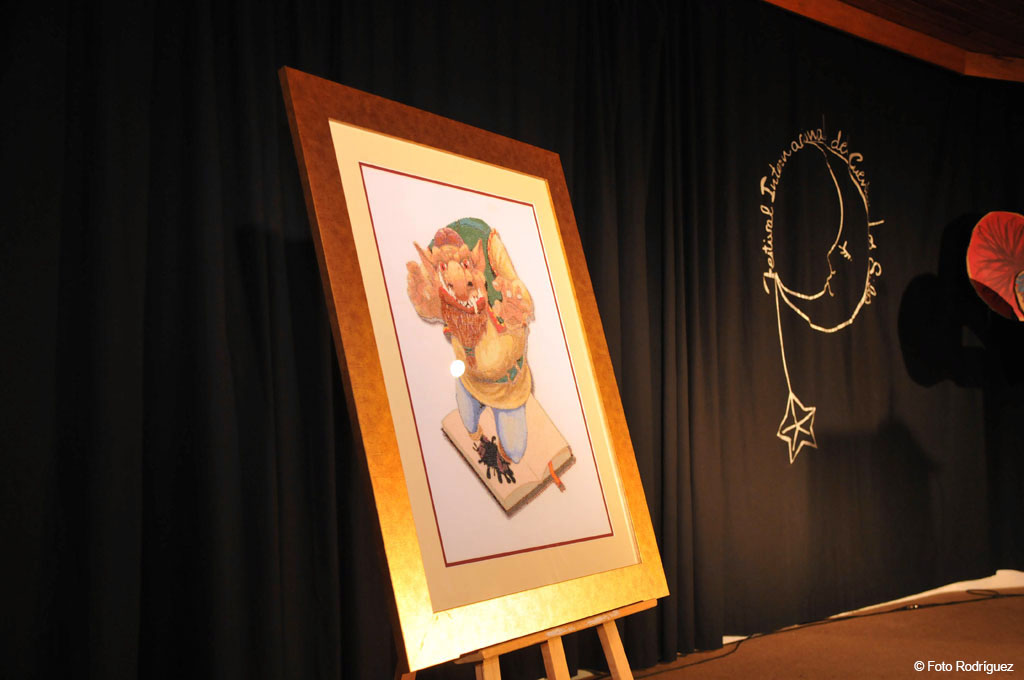 Pintura enmarcada sobre caballete junto a texto Festival Internacional de Cuentos La Sala.