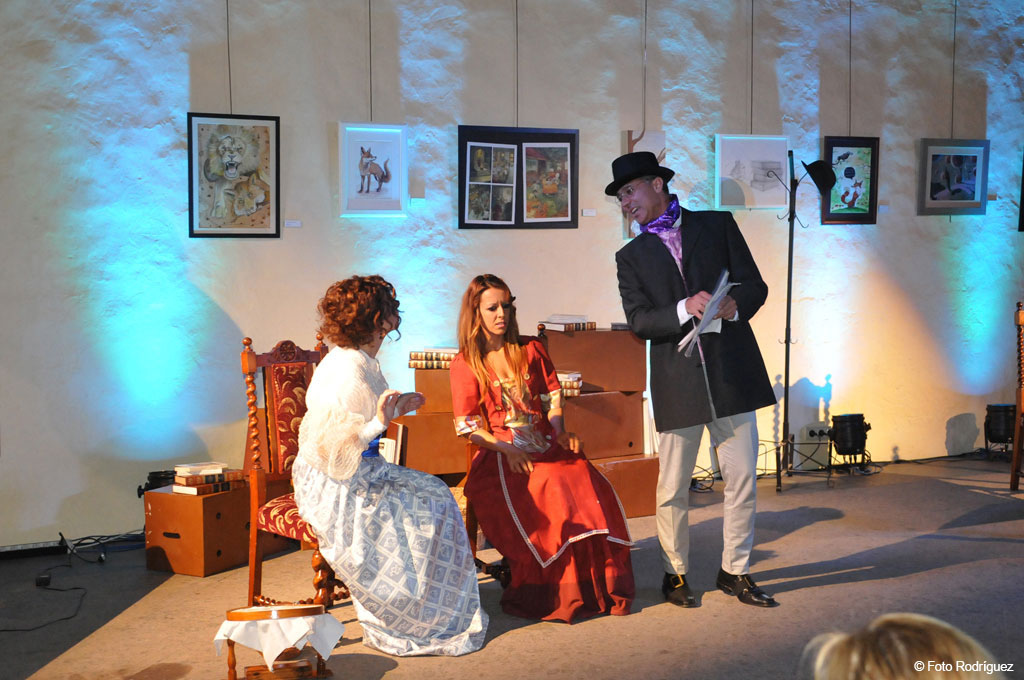 Obra de teatro en La Orotava con actores en vestuario de época y pinturas de fondo.