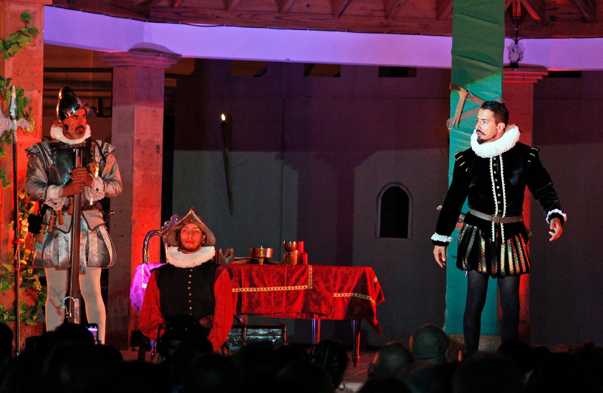 Actores en escena con vestimenta medieval durante una obra de teatro en Tenerife.