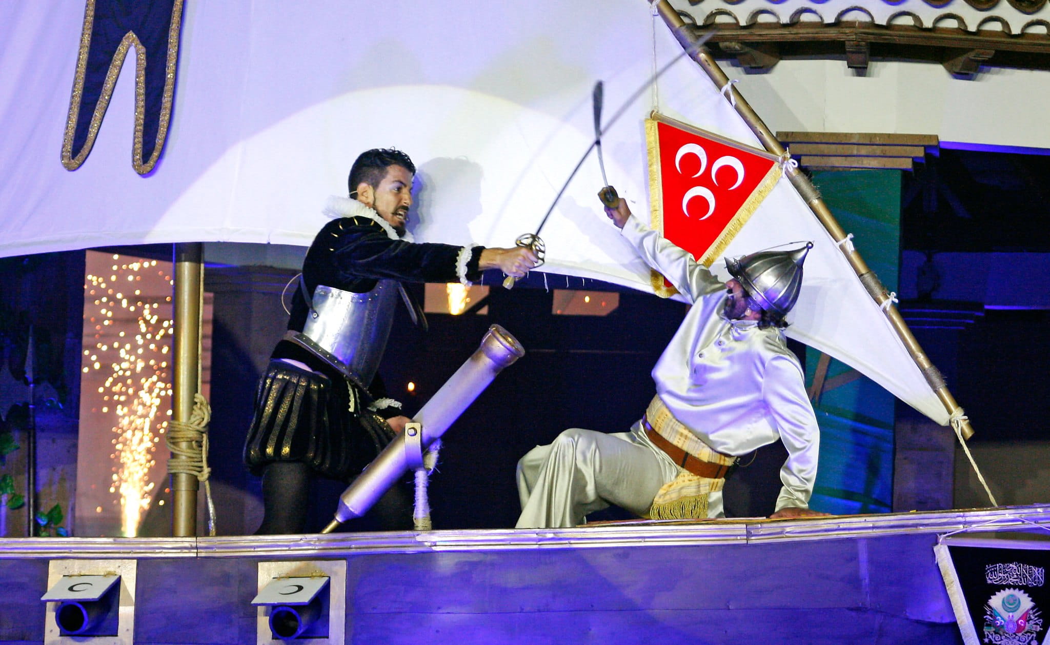 Combate medieval en barco durante show en Tenerife.