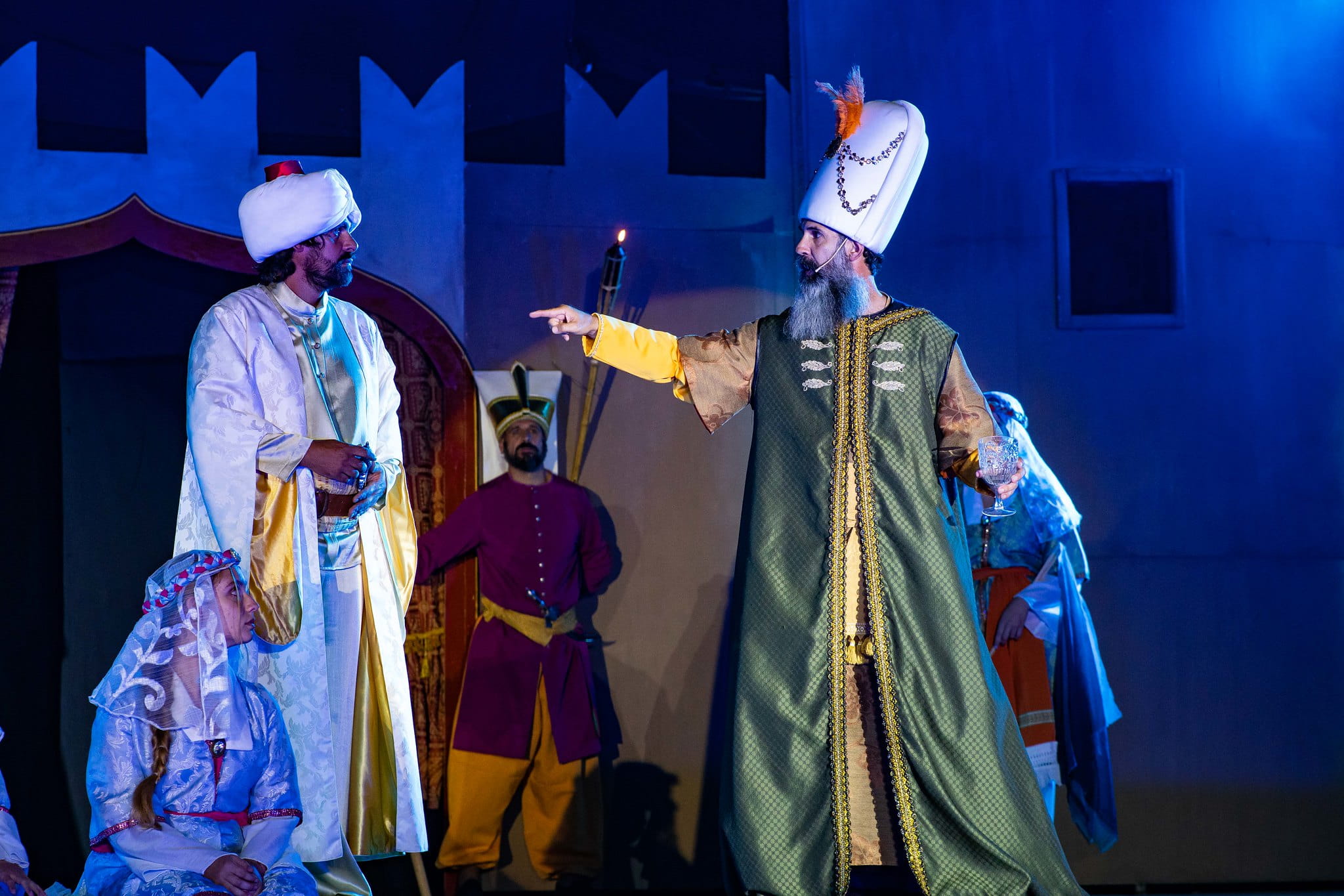Dos actores en una obra de teatro histórica en Adeje, Tenerife, con vestimenta colorida.