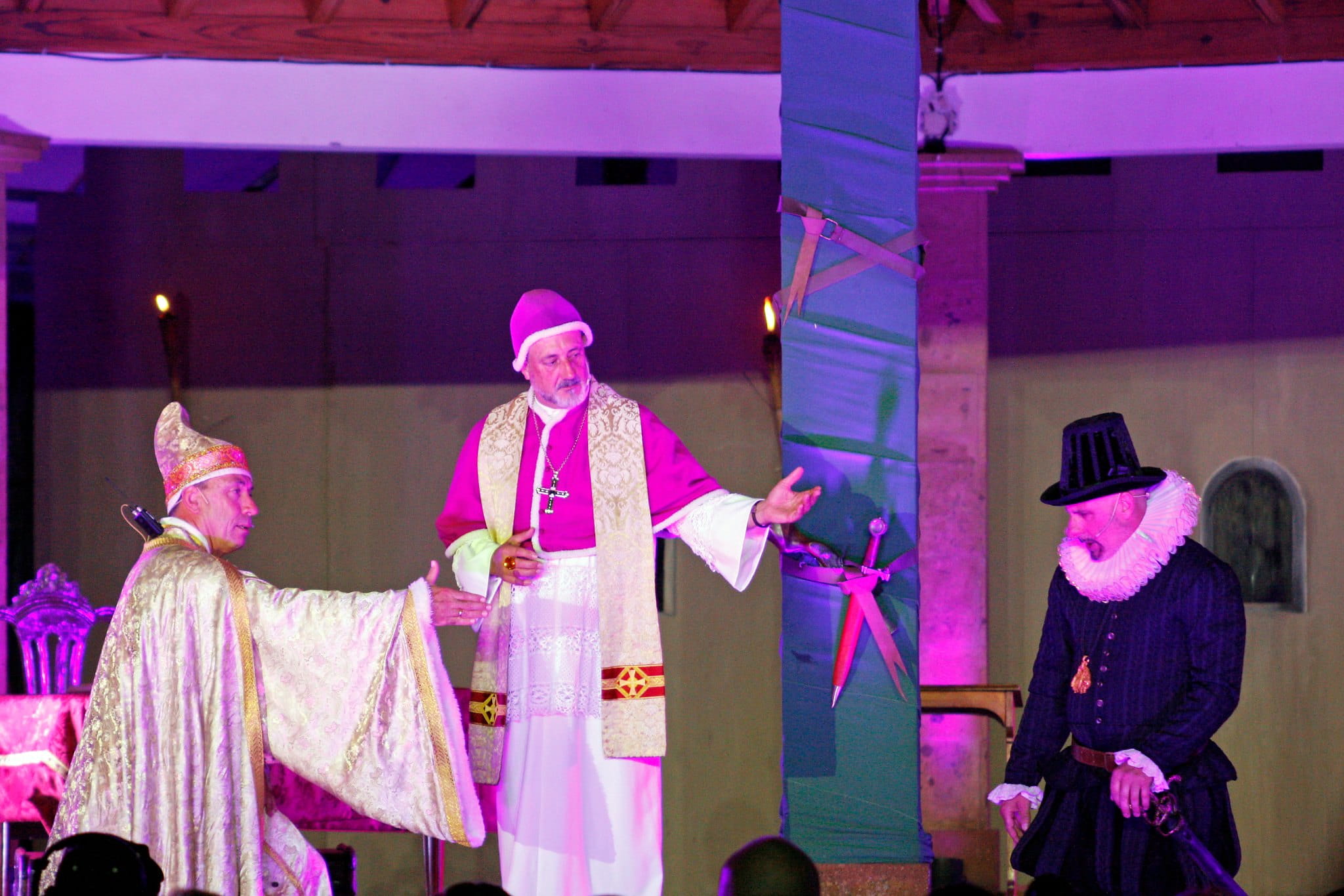 Representación teatral en La Laguna con actores en vestimenta de época, incluyendo disfraces de clérigos.
