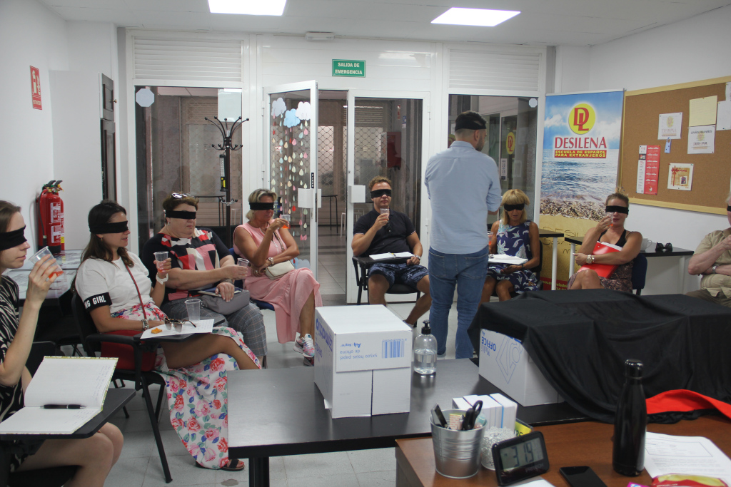 Personas con los ojos vendados en una clase de cata en Desilena, Tenerife.