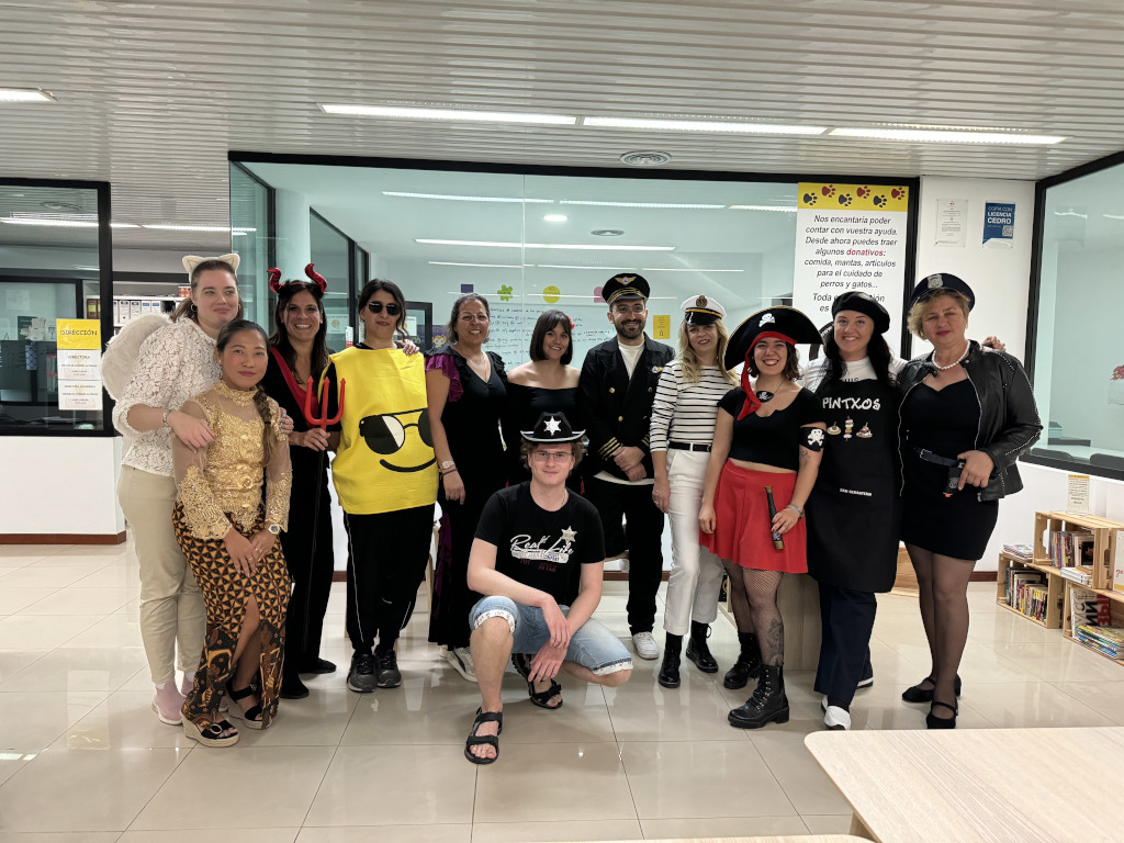 Personas disfrazadas en grupo dentro de una oficina en Tenerife.