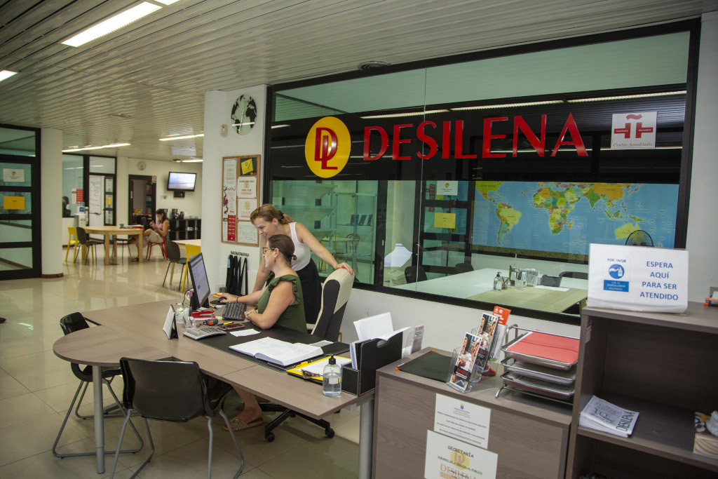 Oficina de Desilena en Tenerife con escritorio, sillas y personal trabajando.