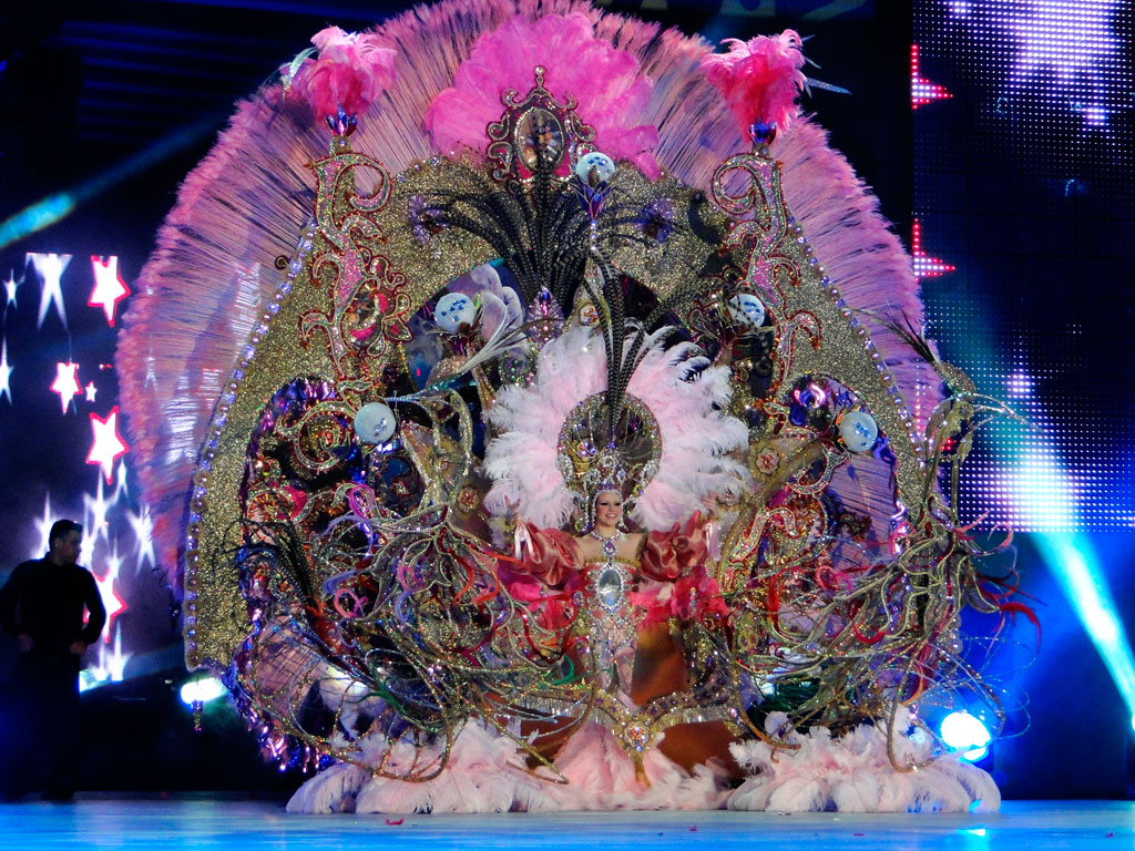 Traje de carnaval lleno de plumas y brillo en Santa Cruz de Tenerife.
