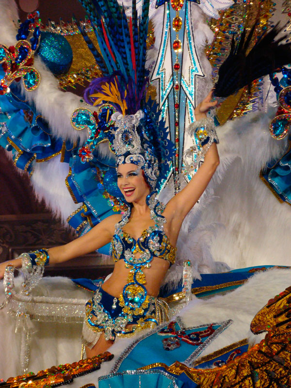 Comparsa de carnaval en Tenerife con colorido traje de plumas y lentejuelas.