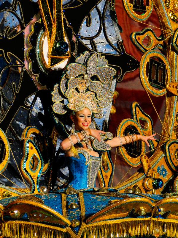 Persona con traje colorido en desfile del Carnaval de Tenerife.