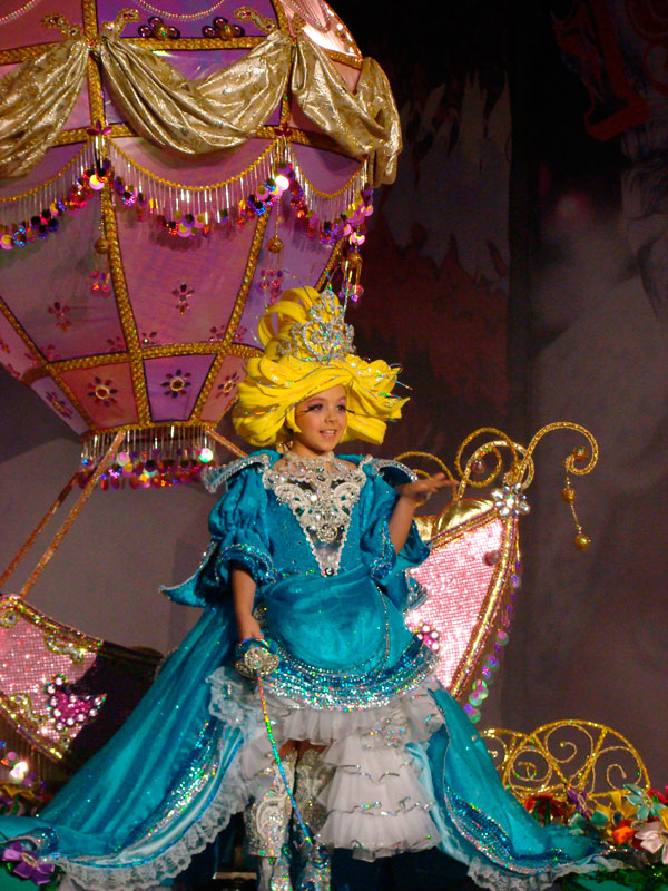 Niña en disfraz de carnaval colorido en Santa Cruz de Tenerife.