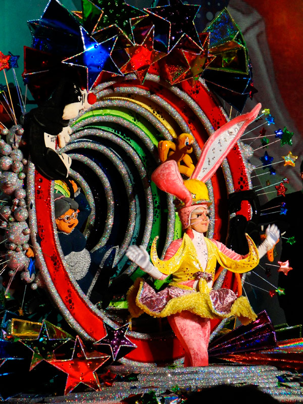Disfraz festivo con personajes animados en un carnaval en Tenerife.
