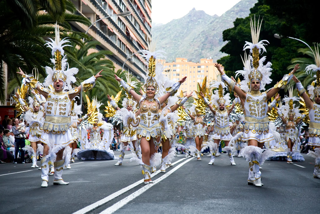 Desfile de carnaval en Santa Cruz de Tenerife con trajes blancos y dorados.