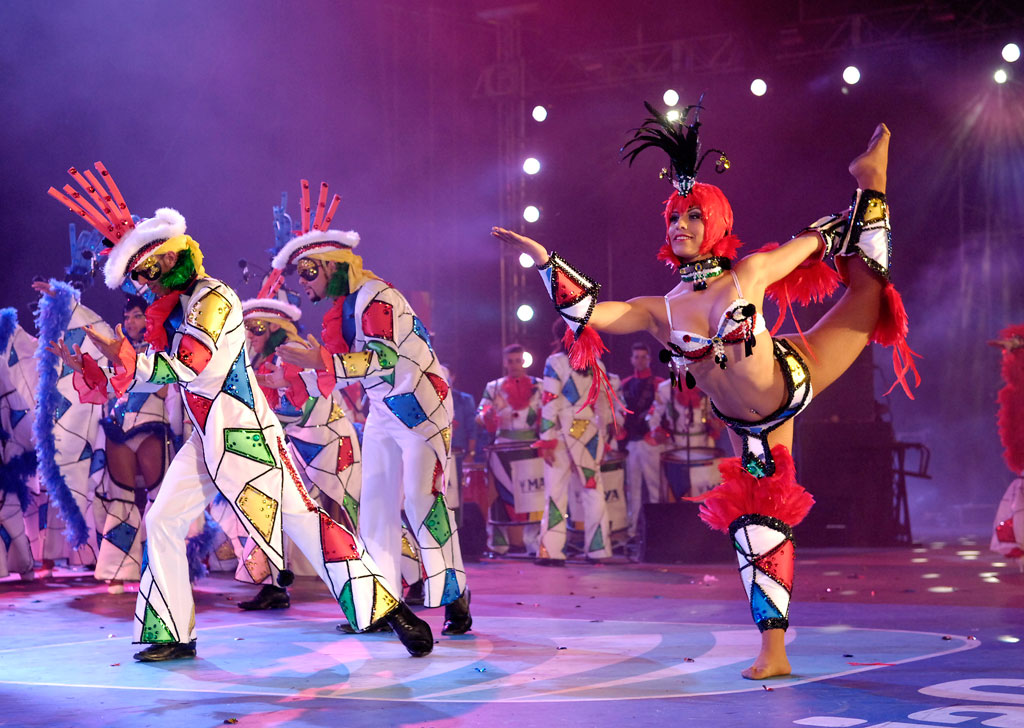 Bailarines en trajes coloridos actuando en el carnaval de Tenerife.