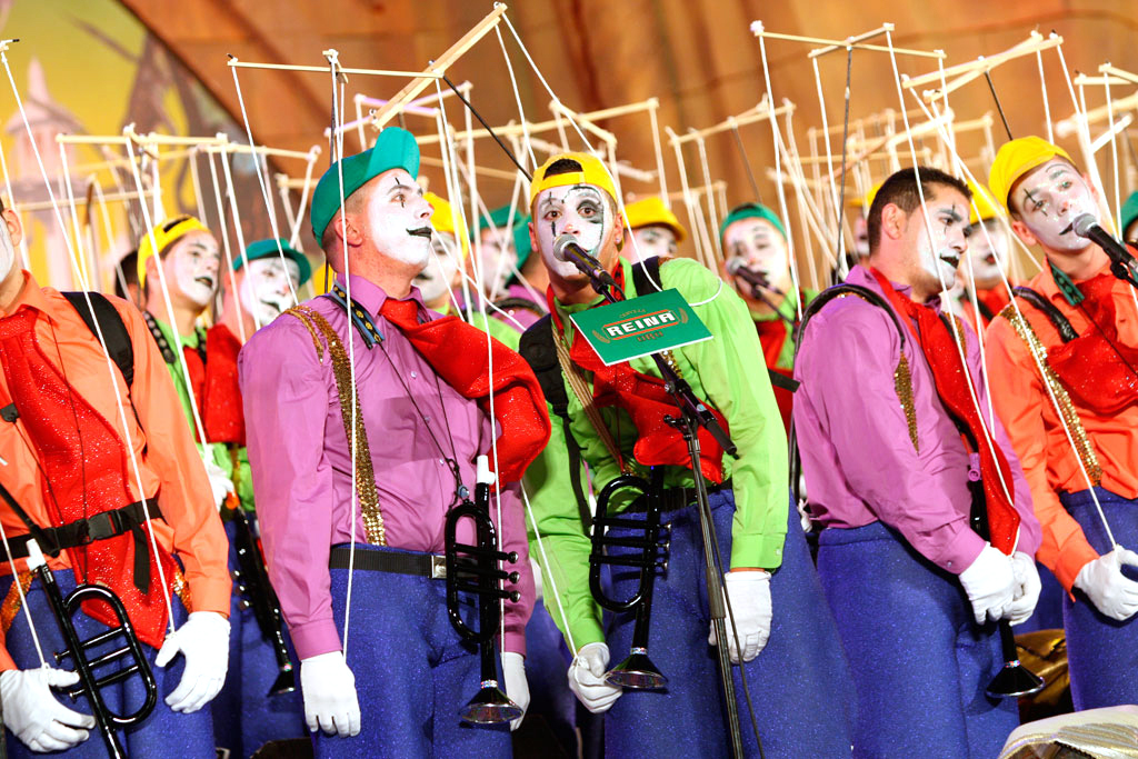 Comparsa con disfraces coloridos y maquillaje en el Carnaval de Santa Cruz de Tenerife.
