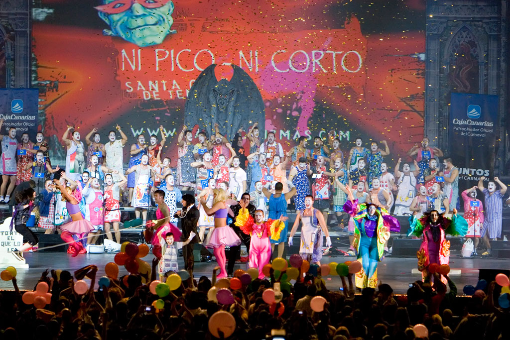 Personas disfrazadas en el Carnaval de Santa Cruz de Tenerife. Incluye el texto NI PICO NI CORTO.