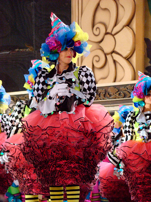 Persona en disfraz colorido de carnaval en Tenerife.