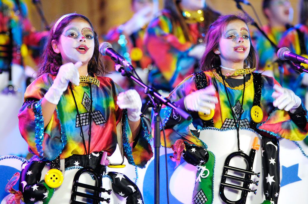 Niñas cantando disfrazadas en un festival en Tenerife.