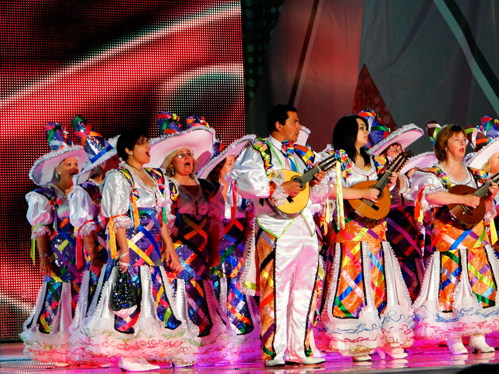 Grupo musical vestido con trajes coloridos actúa durante el Carnaval en Tenerife.