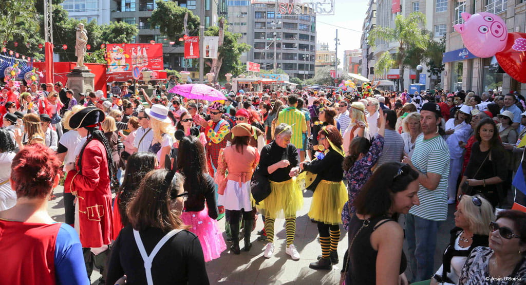 Grupo de personas celebrando en un carnaval en Santa Cruz de Tenerife.