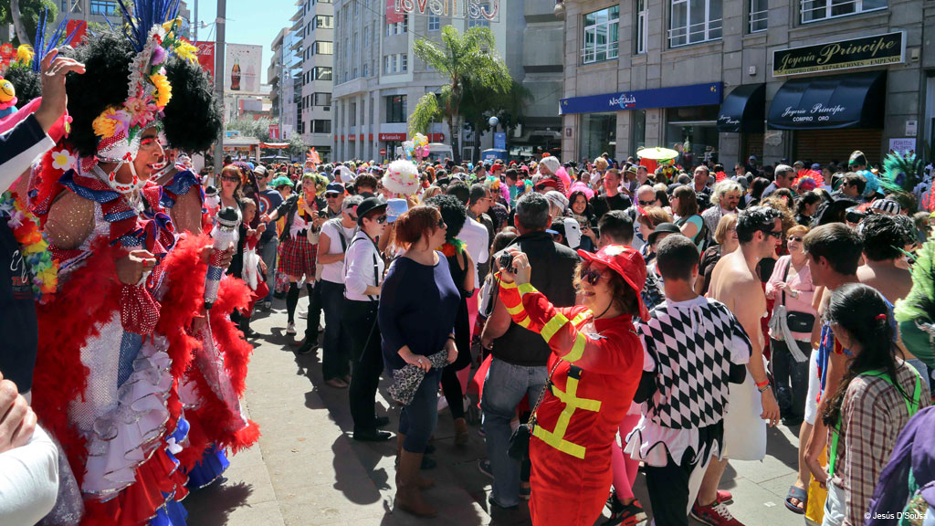 Personas disfrazadas celebrando en una calle concurrida en Santa Cruz de Tenerife.