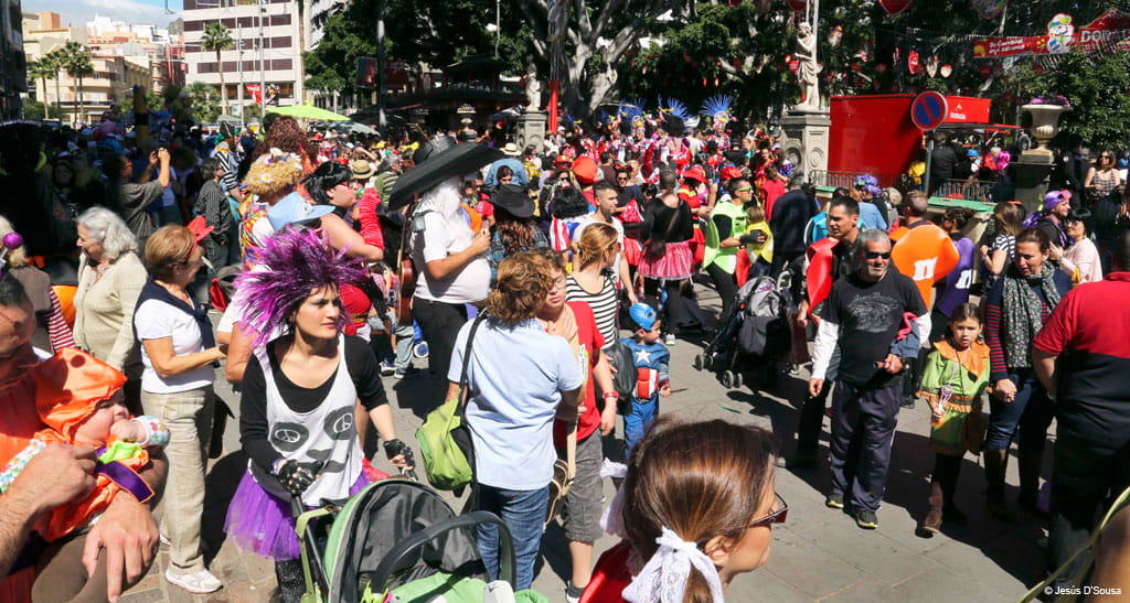 Personas disfrazadas celebrando en una calle de Santa Cruz de Tenerife.
