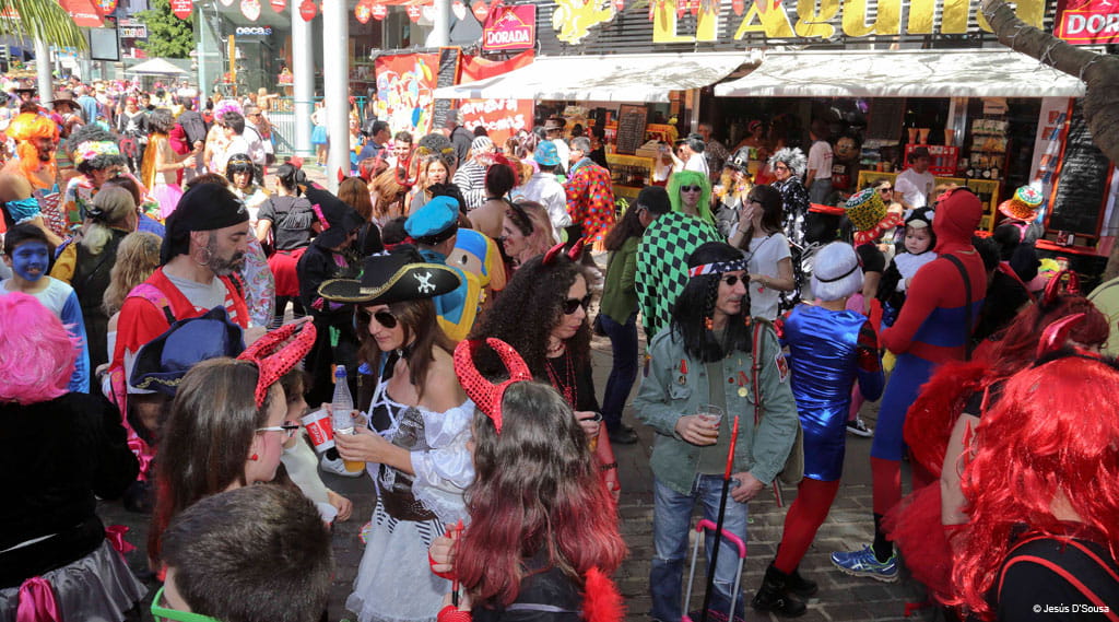 Personas disfrazadas celebran el carnaval en La Laguna, Tenerife.