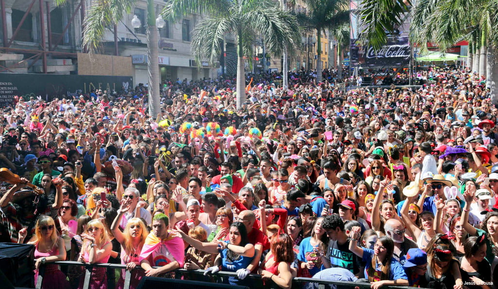 Multitud celebrando el Carnaval en Santa Cruz de Tenerife.