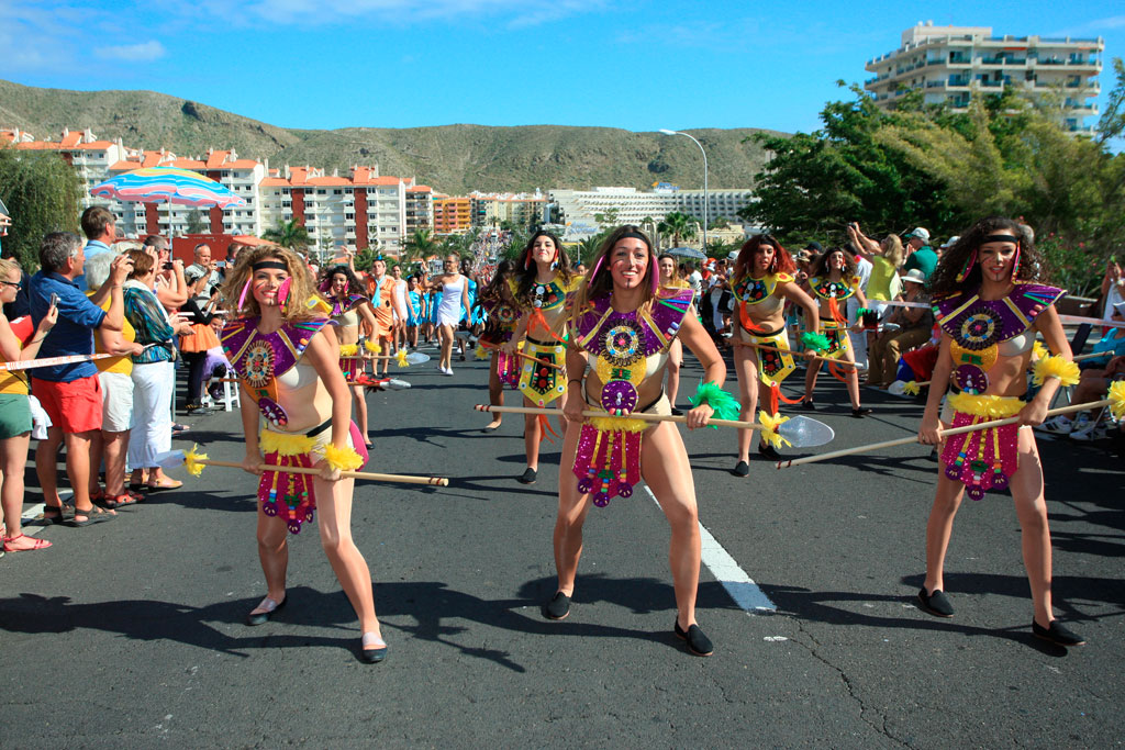 Grupo de bailarines en un desfile callejero en Tenerife.