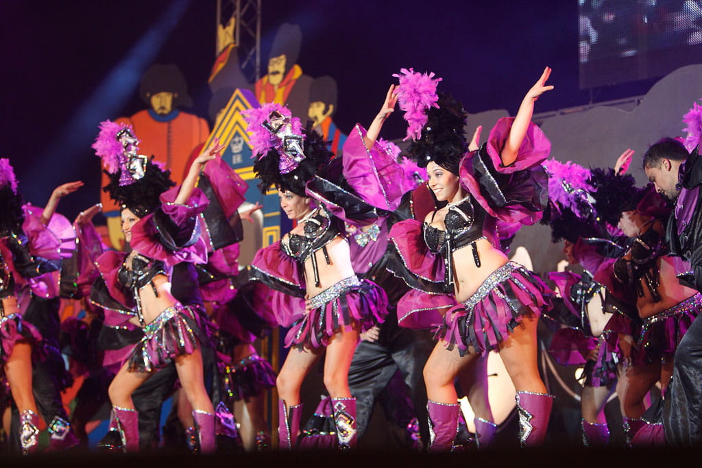 Bailarines en trajes coloridos actuando durante el Carnaval de Tenerife.